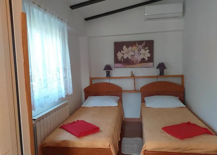 Family Friendly House With A Parking Space - 20540 펜션 로비니